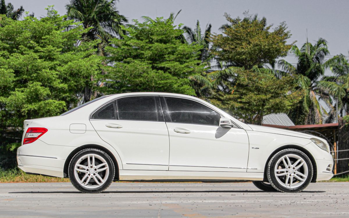 Mercedes-Benz-C200-CGI-AT2010(04)